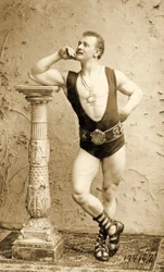 Eugen Sandow, in posa classica greco-romana, c.1894
